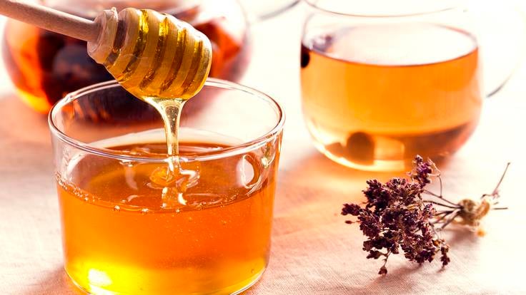 Con leche, con limón o a cucharadas: la miel presente en todos los remedios para el catarro