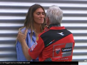 La imagen que nos estremeció a todos: el Team Manager de Ducati consuela a la pareja de Bagnaia tras el terrible accidente