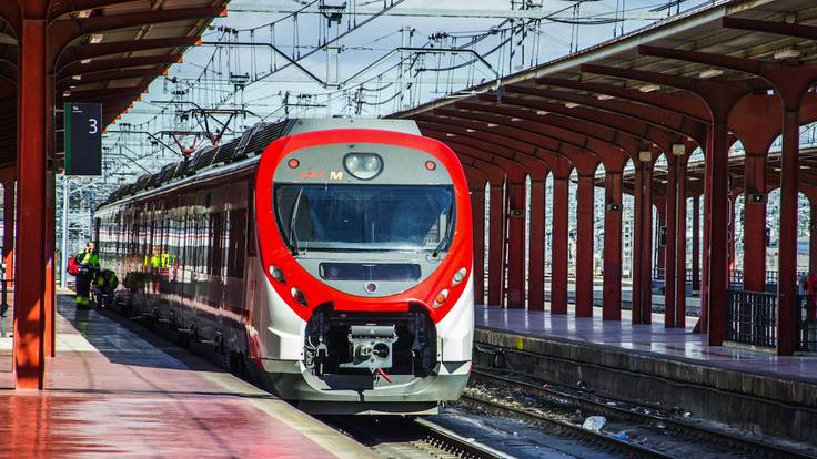 Usuarios de la Red de Cercanías de la Comunidad de Madrid trasladan los retrasos e incidencias que sufren, así como su alivio por la reapertura del túnel de Sol tras más de 10 meses