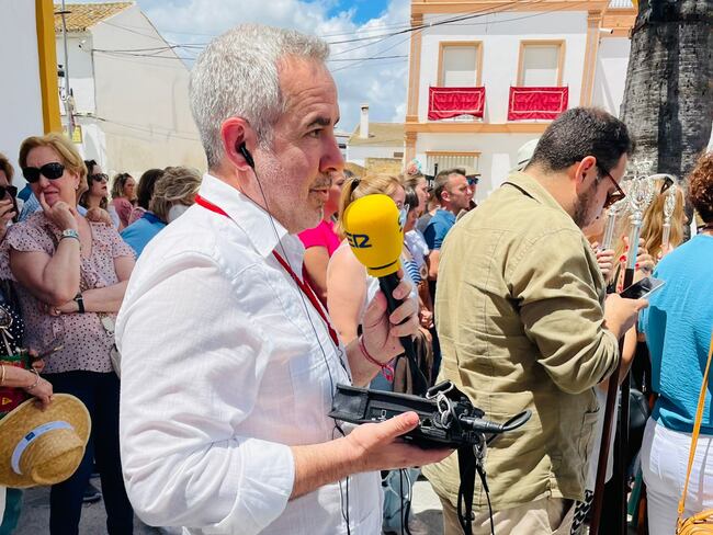 Diego Suárez, jefe de Contenidos de la Cadena SER en Andalucía, en un momento del programa Hoy por Hoy emitido desde Villamanrique
