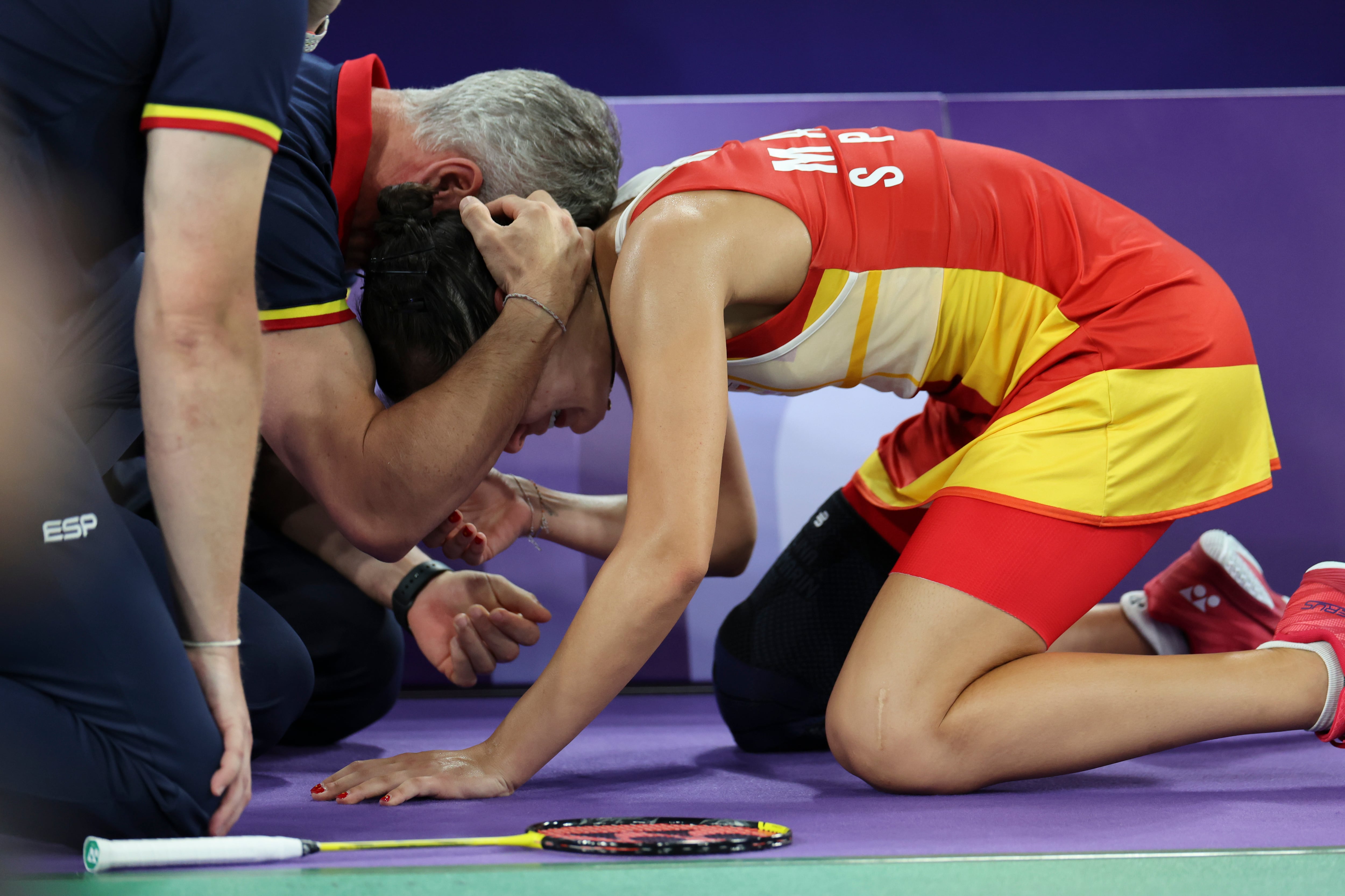 Carolina Marín se retira entre lágrimas con una lesión de rodilla y se queda a las puertas de las medallas en París 2024