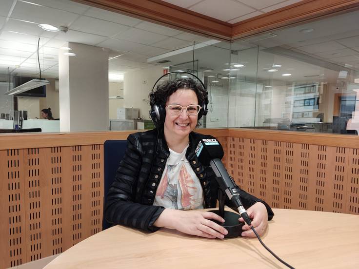 Marta Gubau als estudis de Ràdio Girona.