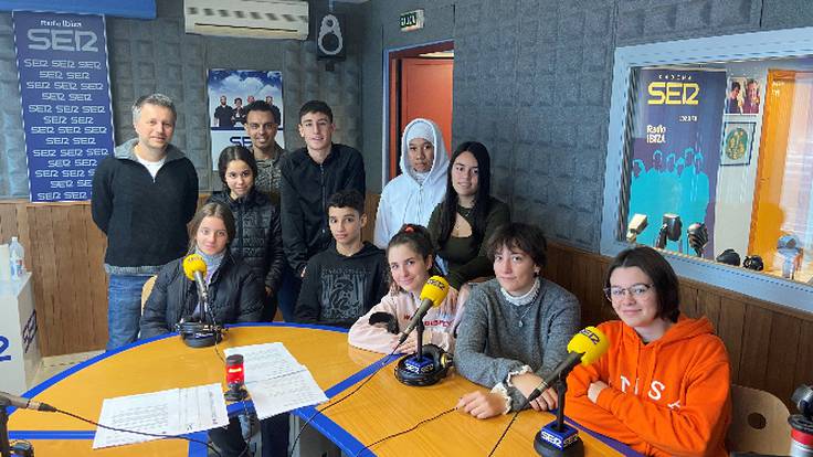 Una decena de alumnos del IES Sa Serra visitan las instalaciones de Radio Ibiza SER