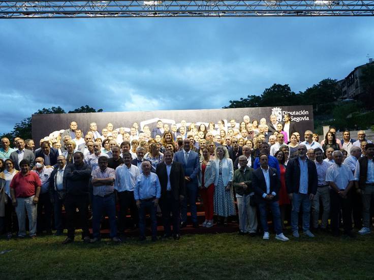 Foto de familias con los galardonados en los Premios Diputación de Segovia