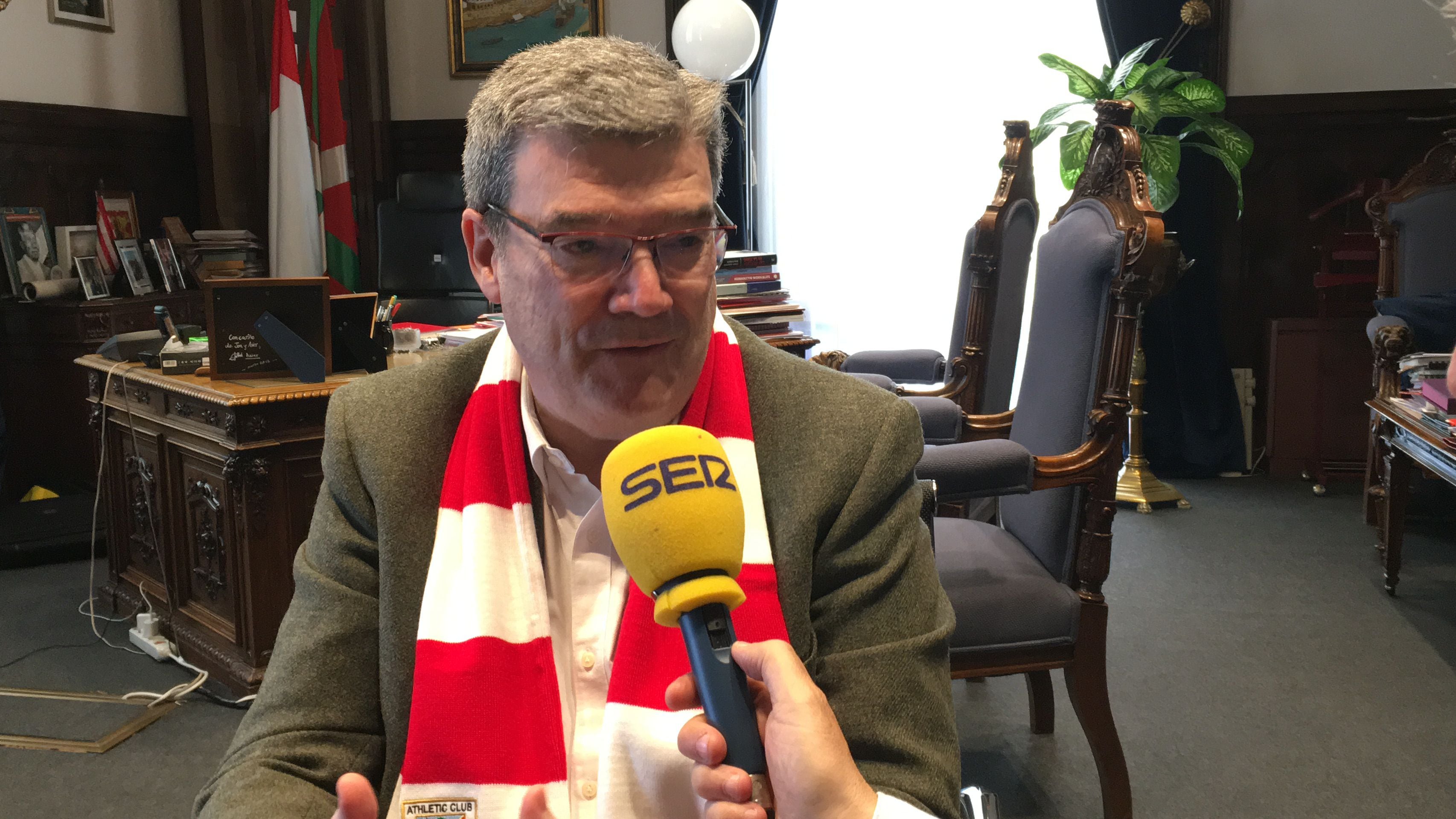 Juan Mari Aburto, alcalde de Bilbao: “Tengo unas ganas locas de ver pasar a Iker Muniain por delante de mí, en el palco, levantando la Copa” 
