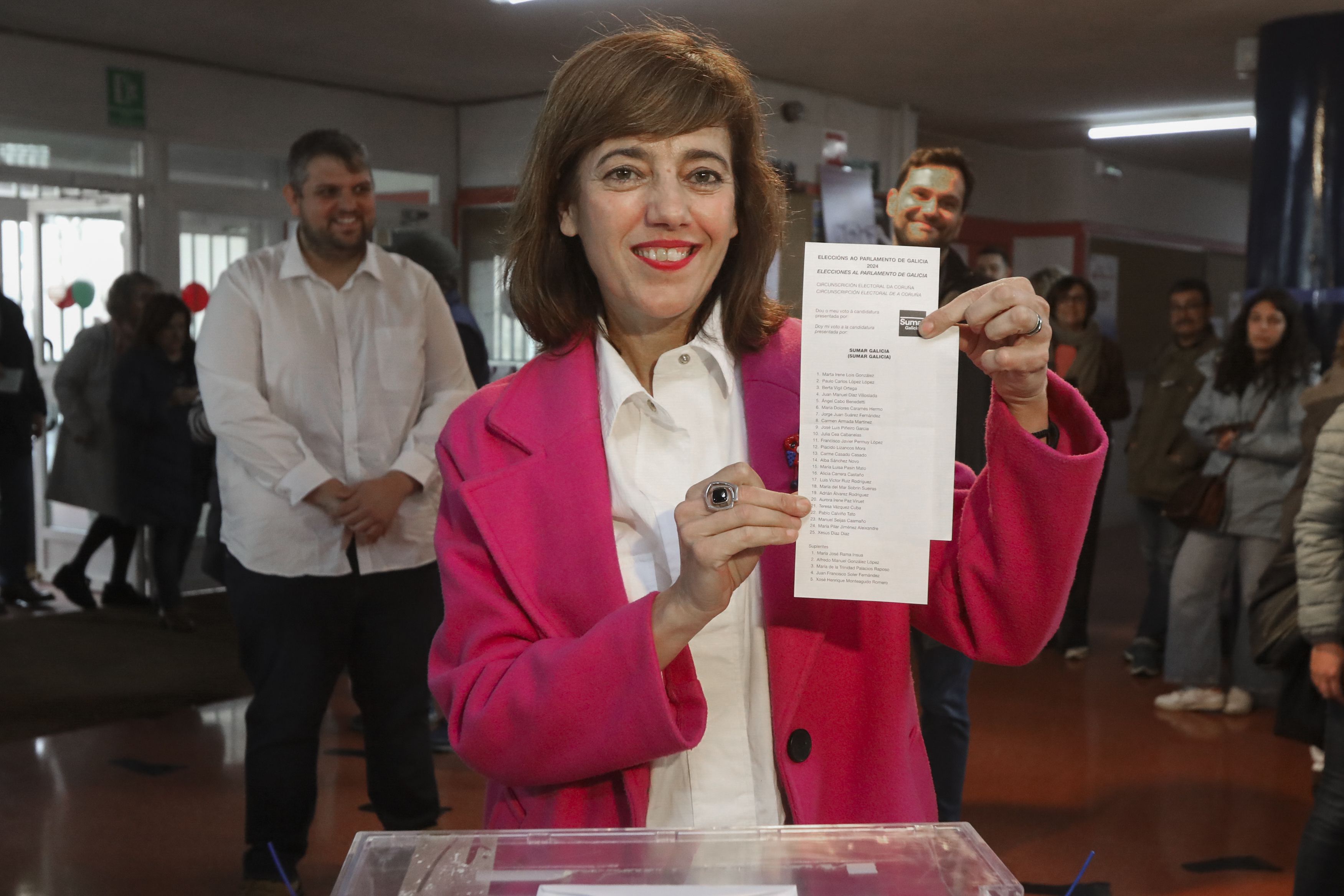 SANTIAGO DE COMPOSTELA, 18/02/2024.- La candidata de Sumar, Marta Lois, deposita su voto al Parlamento Gallego en el colegio electoral del instituto de Fontiñas en Santiago de Compostela durante la jornada electoral en Galicia, este domingo. EFE/ Xoan Rey
