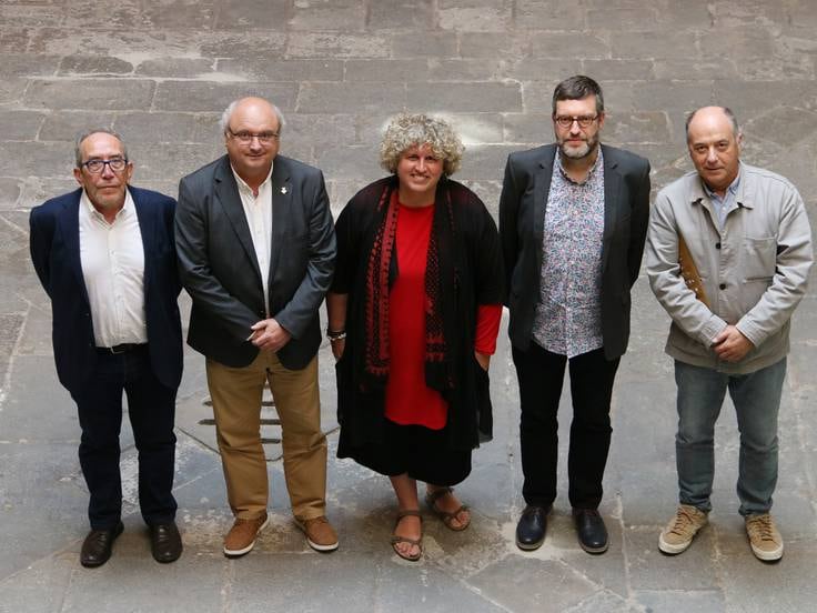 L&#039;alcalde de Torroella, Jordi Colomí (el segon començant per l&#039;esquerra), i al seu costat, la directora artística, Montse Faura