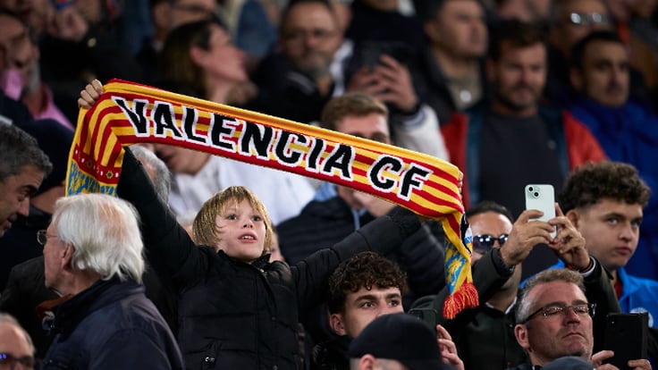 Un aficionado del Valencia afectado por el cambio de horario contra el Barça: &quot;Vamos a presentar una queja formal ante LaLiga porque hemos perdido más de 500 euros&quot;