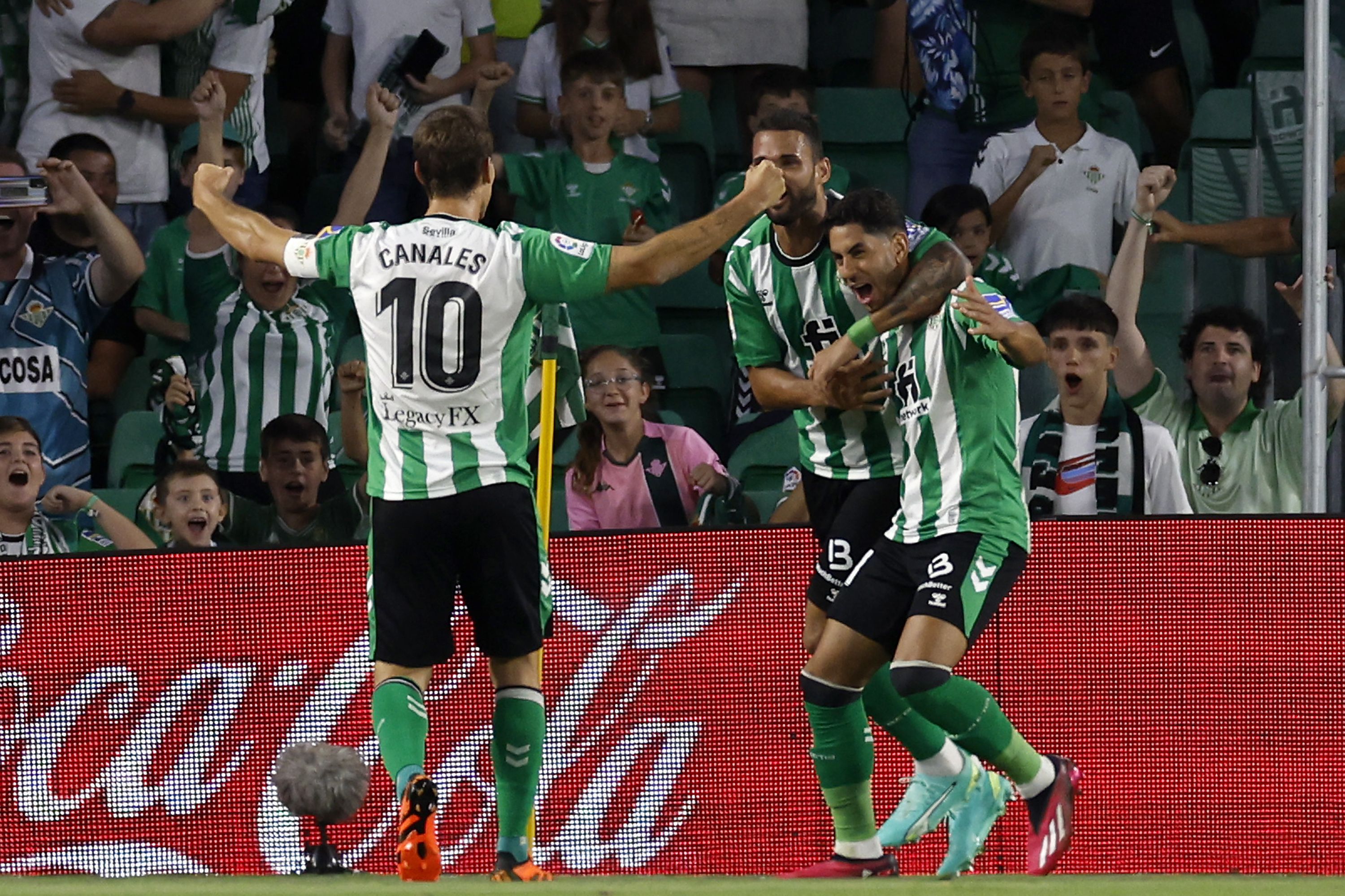 Ayoze Pérez celebra un gol con sus compañeros del Betis