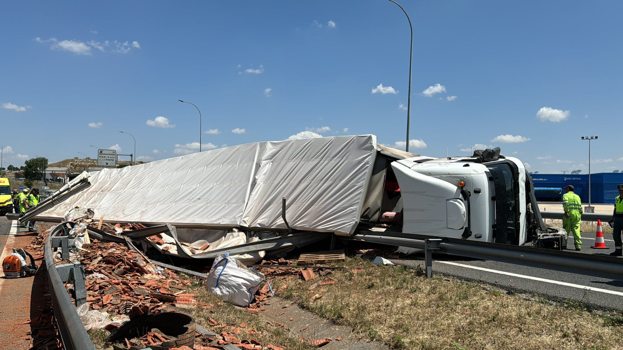 Un camión queda atravesado en la A-42 entre Fuenlabrada y Parla tras un  accidente con dos heridos leves | Actualidad | Cadena SER