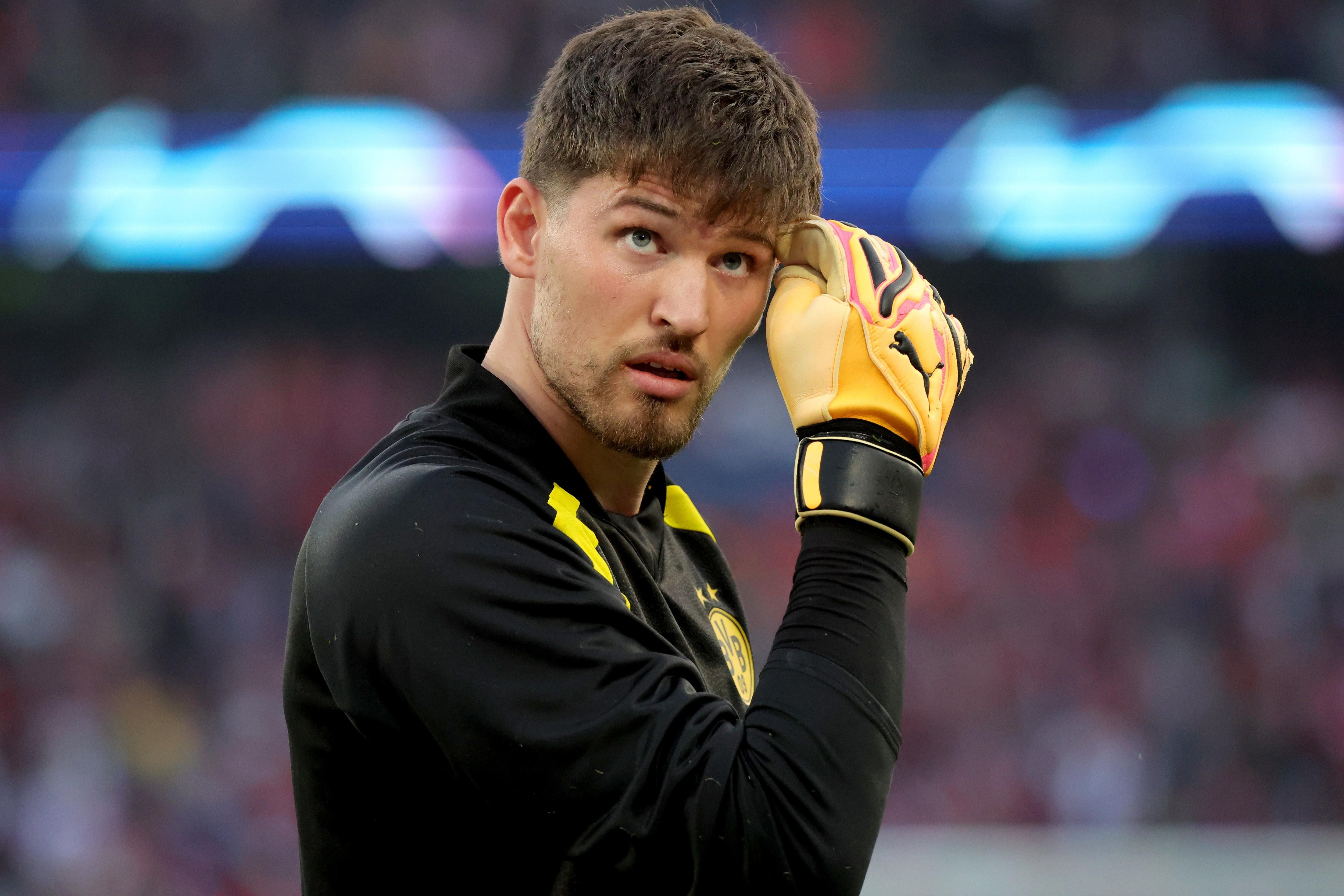 Paris (France), 07/05/2024.- Dortmund goalkeeper Gregor Kobel warms up before the UEFA Champions League semi-finals, 2nd leg soccer match of Paris Saint-Germain against Borussia Dortmund, in Paris, France, 07 May 2024. (Liga de Campeones, Francia, Rusia) EFE/EPA/TERESA SUAREZ
