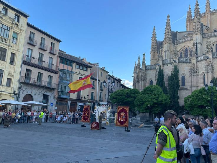 Segovia celebra el Día de las Fuerzas Armadas con el arriado de la bandera de España en la Plaza Mayor