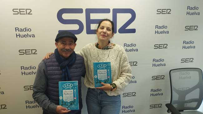 La artista e ilustradora onubense Ana Valdayo junto al ex director de la Escuela de Arte León Ortega, Antonio García