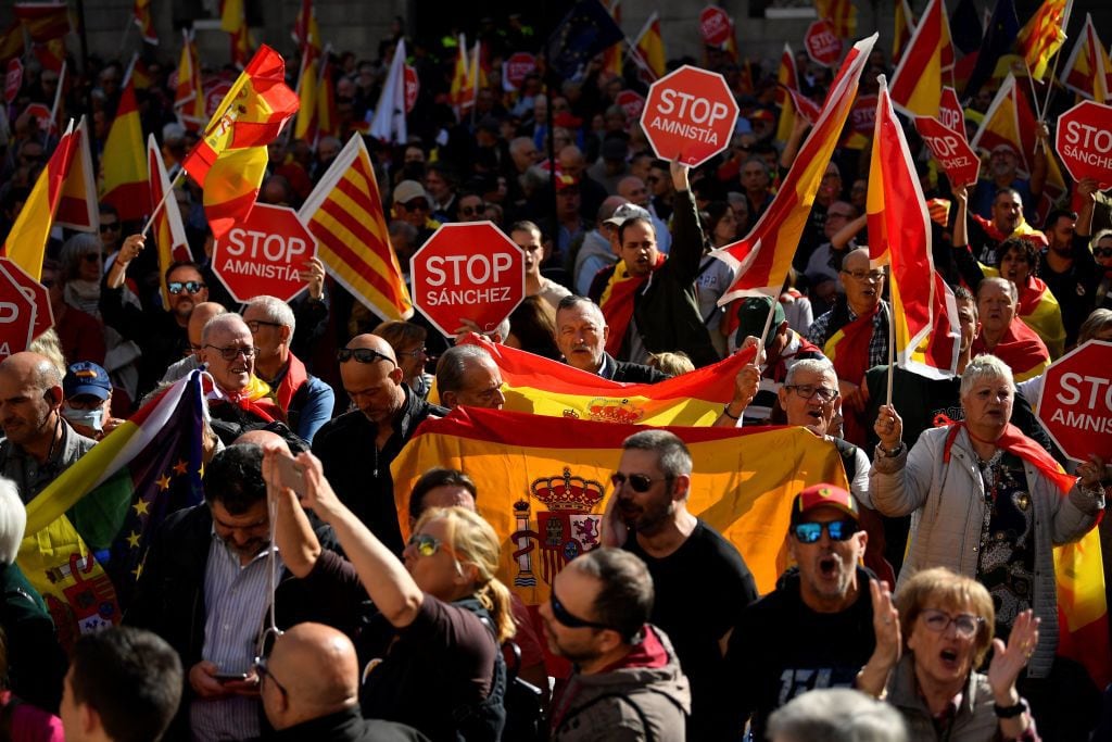 Manifestación contra la amnistía en la plaza Sant Jaume de Barcelona