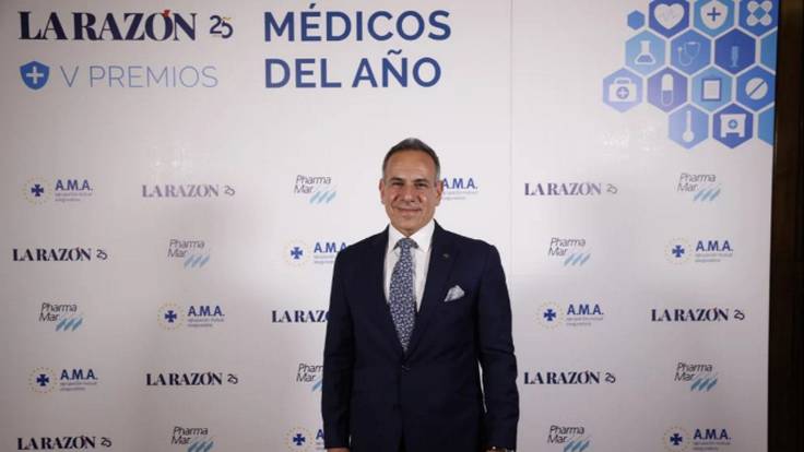 El doctor Nabil Ragaei Kamel, de Hospital Quirónsalud, recibe el premio Médico del Año en Oftamología
