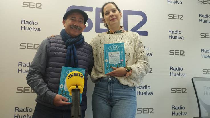 La artista e ilustradora onubense Ana Valdayo junto al ex director de la Escuela de Arte León Ortega, Antonio García