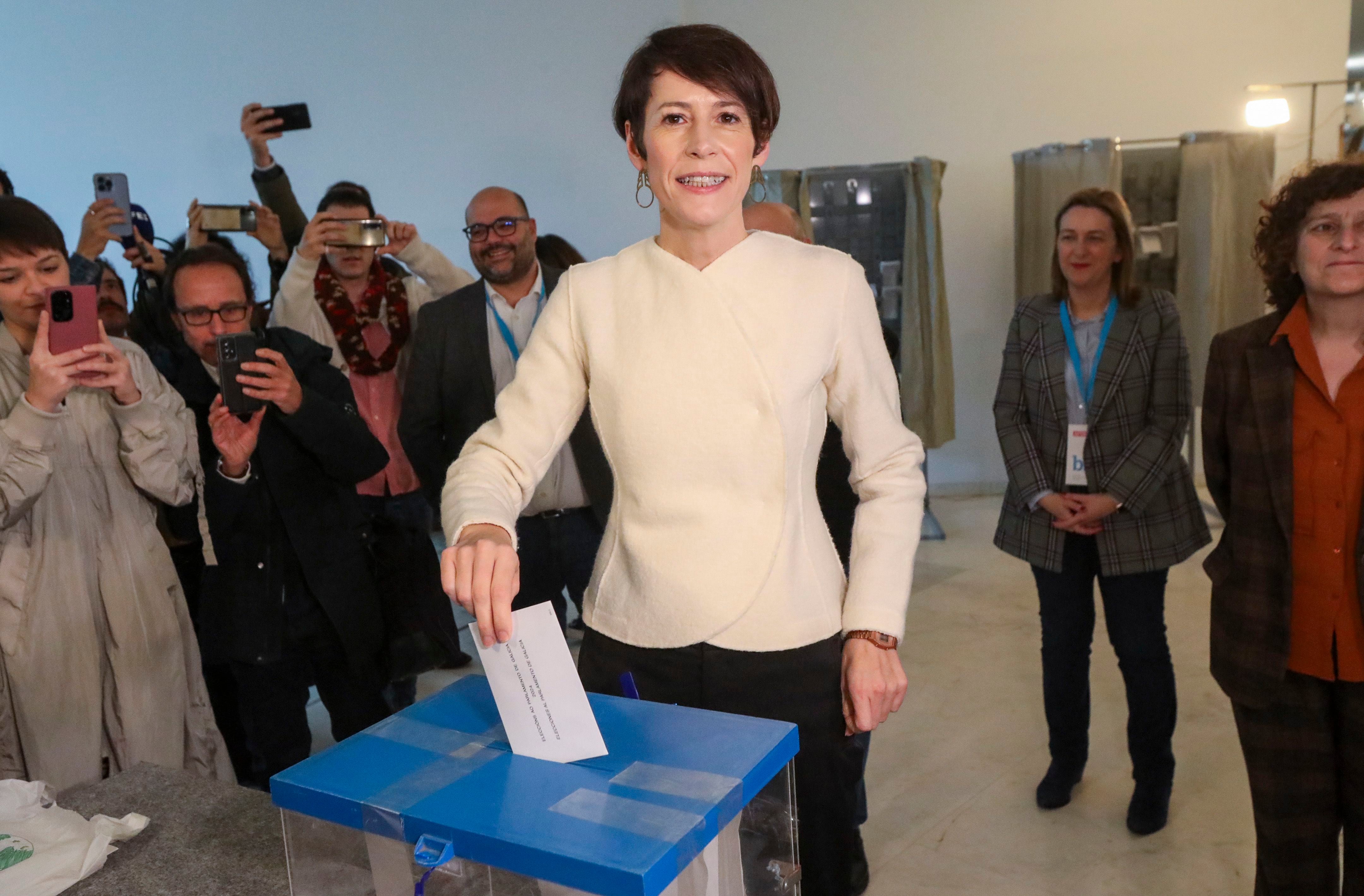 SANTIAGO DE COMPOSTELA, 18/02/2024.- La candidata del BNG a la Presidencia de la Xunta, Ana Pontón, ejerce su derecho a voto en un colegio electoral en Santiago de Compostela al comienzo de la jornada electoral en Galicia, este domingo. Los colegios electorales de Galicia han abierto sus puertas a las 09:00 horas de este domingo para empezar a recibir a los más de 2,2 millones de gallegos que están llamados a votar antes de que den las 20:00 horas. EFE/ Xoan Rey
