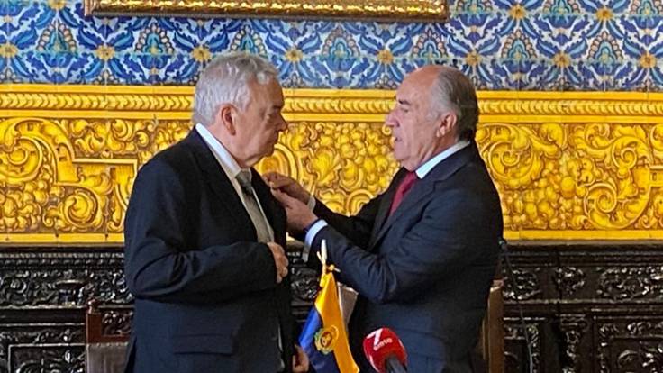 Márquez Salaverri recibe la insignia de Algeciras