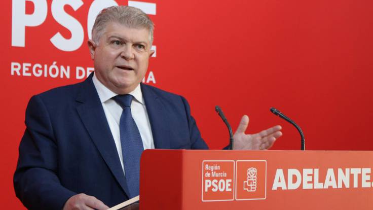 El secretario general del PSRM, José Vélez, explica los motivos por los que el PSOE ha votado en contra de la enmienda de Podemos a los PGE sobre el tranvía de Murcia