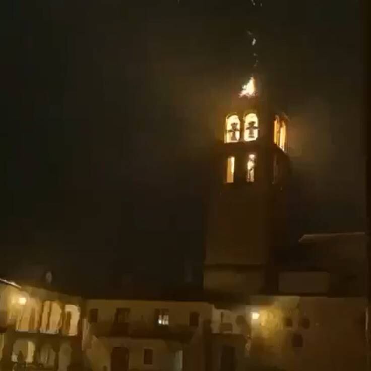 Vídeo viral de un rayo impactando en la torre de la iglesia de Pedraza en una tormenta a finales del 2022