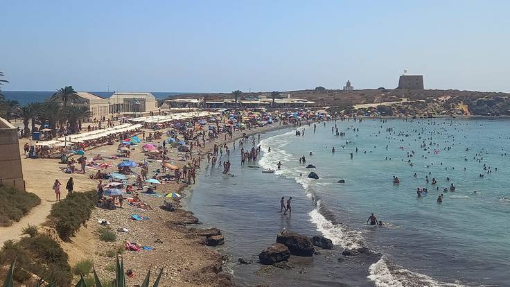 Playa de Tabarca llena de turistas durante esta semana