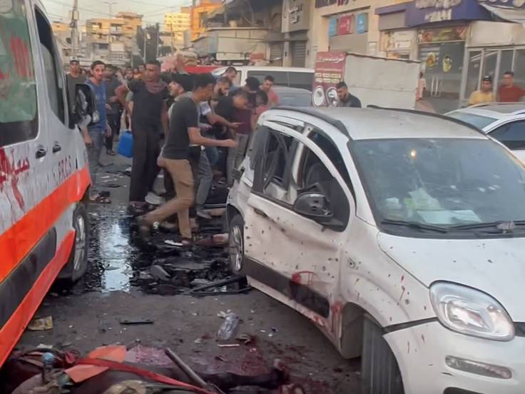 Israel bombardea un convoy de ambulancias en Gaza mientras crecen las amenazas entre los principales actores en la región | Actualidad | Cadena SER