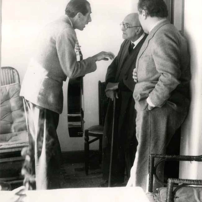 Manuel de Falla departiendo con Rafael Alberti y Paco Aguilar