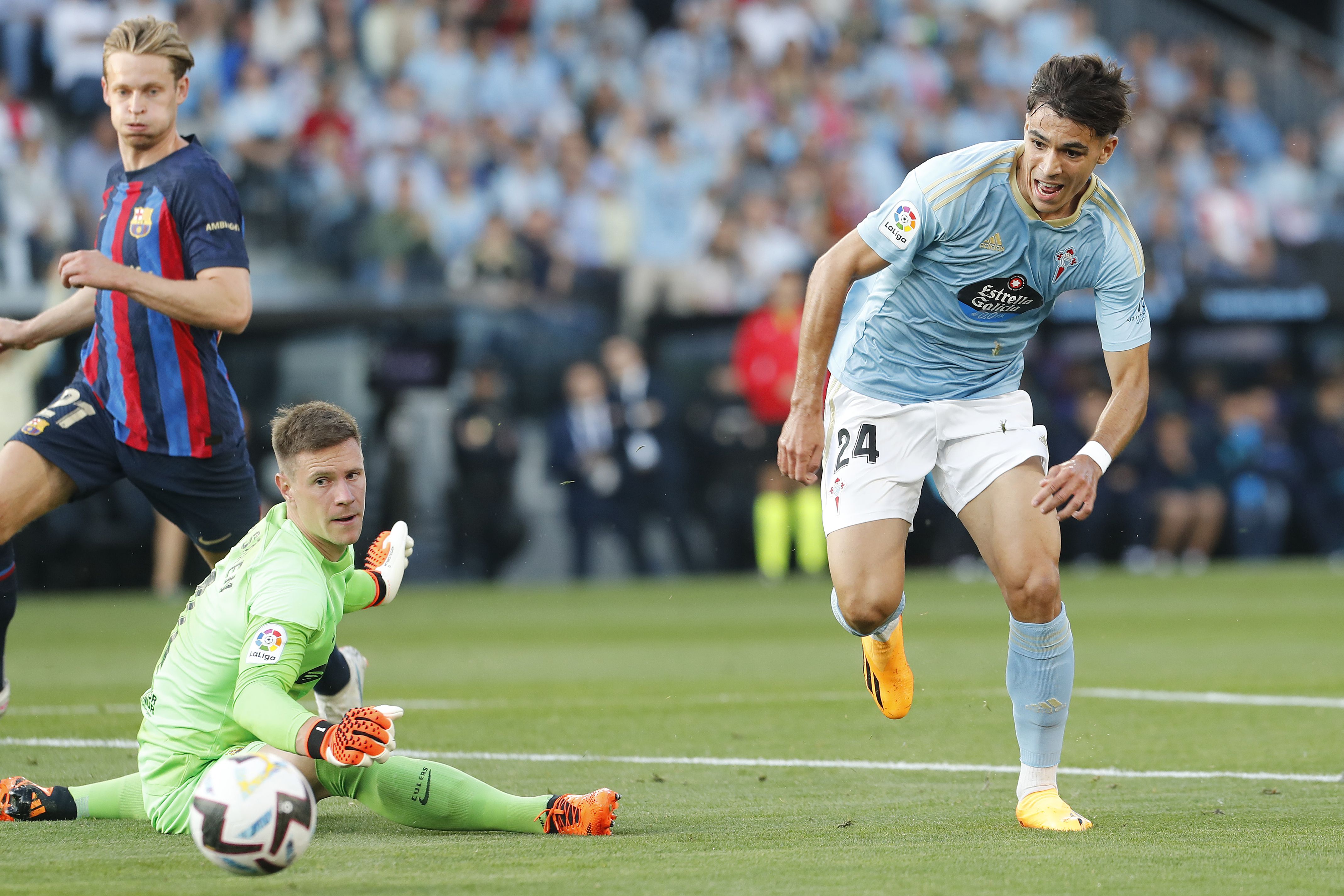 El centrocampista del Celta de Vigo Gabri Veiga intenta superar a Ter Stegen