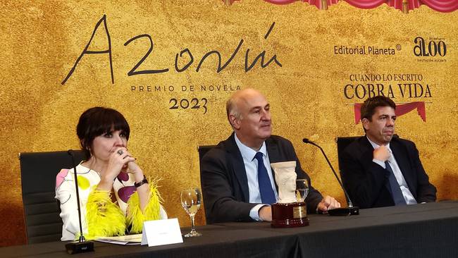 El escritor madrileño junto con la diputada de Cultura, Julia Parra, y el presidente provincial, Carlos Mazón