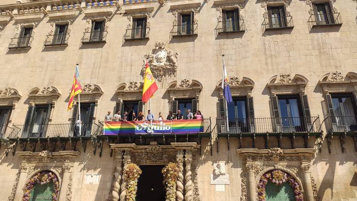 Miembros del ayuntamiento de Alicante con la pancarta por la semana del orgullo LGTB