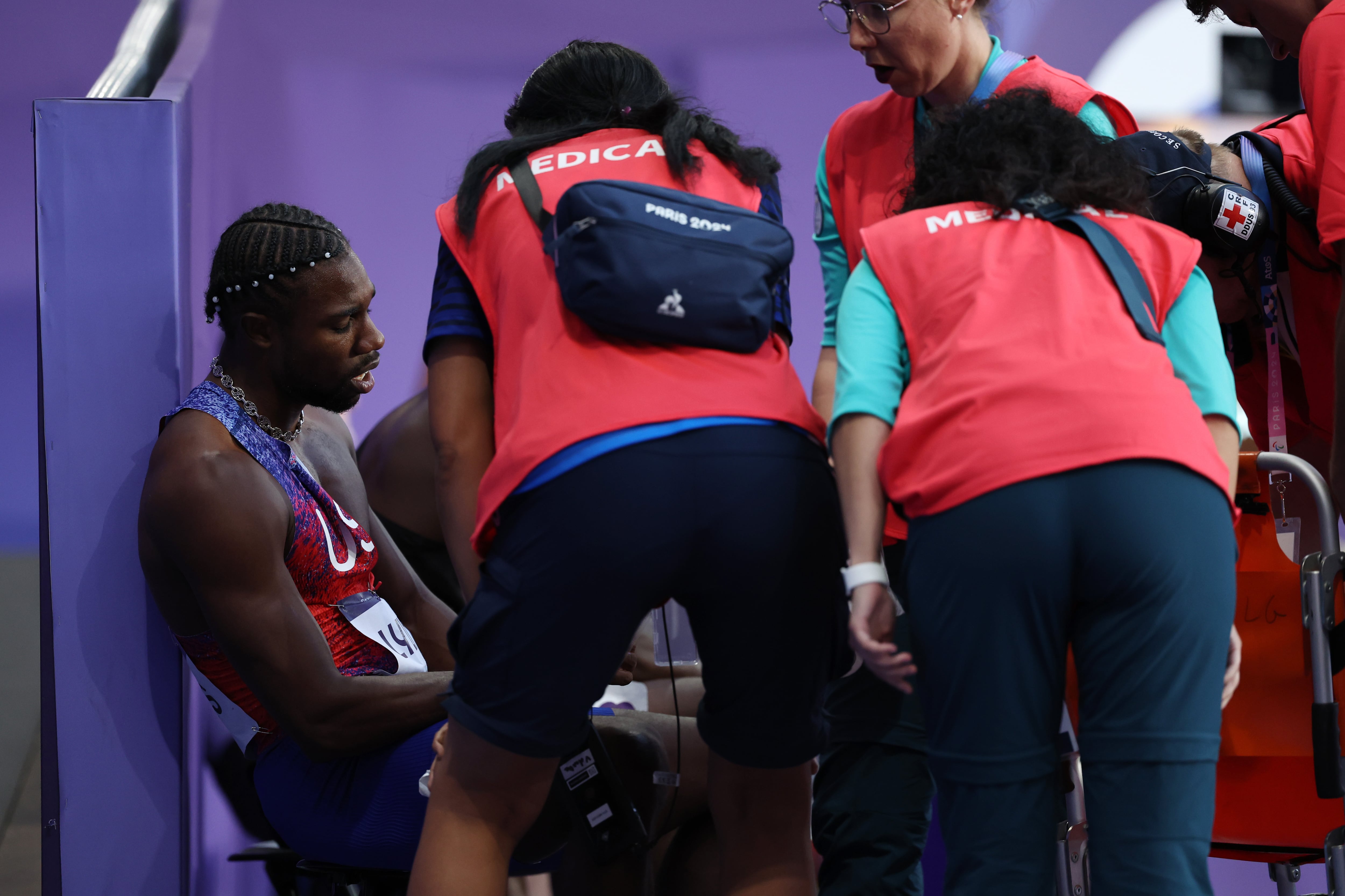 Noah Lyles, oro en 100 metros lisos, corrió con COVID la final de 200 y salió de la pista en una silla de ruedas 