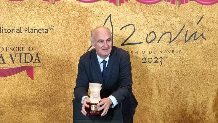 El escritor madrileño posa con el premio después de la rueda de prensa