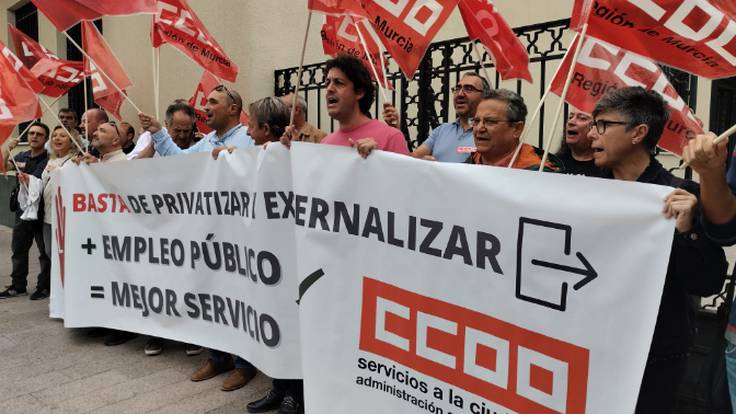 Protesta de trabajadores de la CHS y la MCT frente a la Delegación del Gobierno en Murcia(