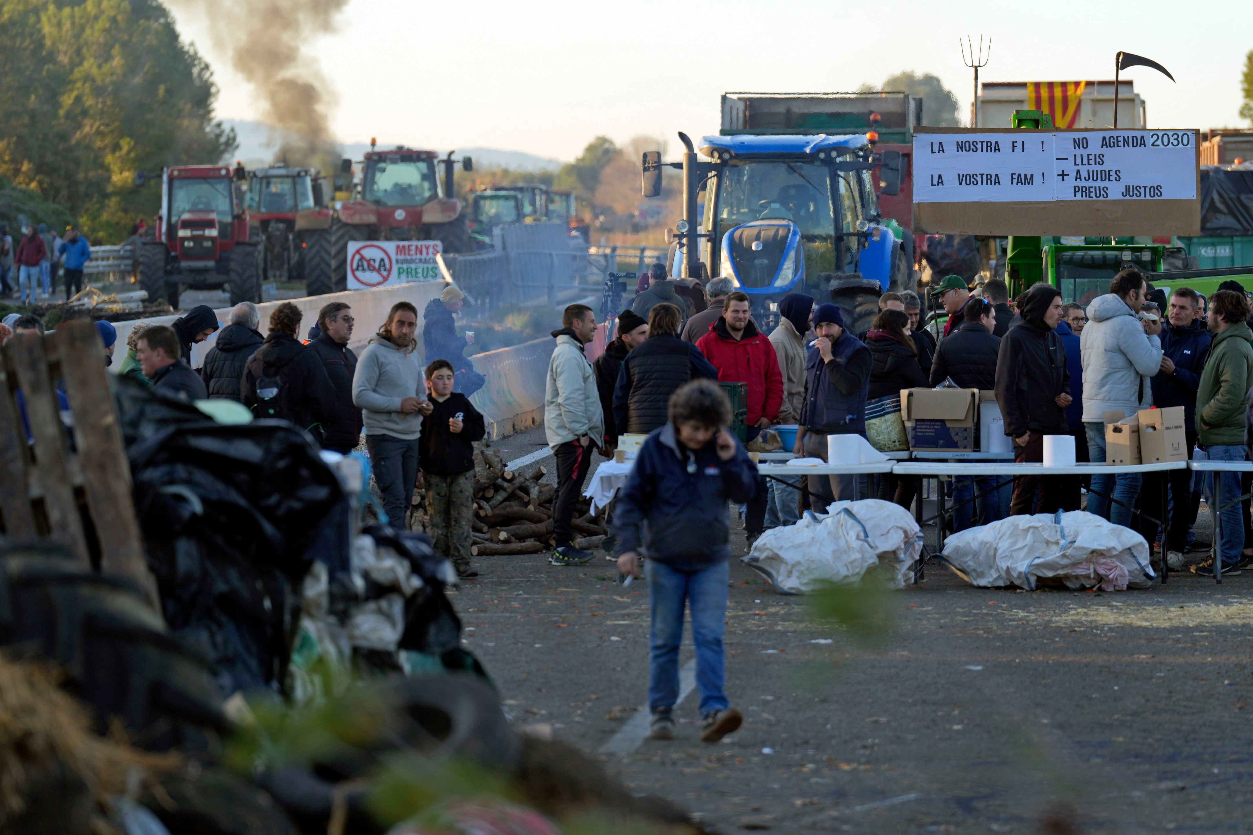 Unos 400 agricultores, muchos de ellos con sus tractores, siguen bloqueando esta mañana la autopista AP-7 en Pontós (Girona), a unos 40 kilómetros de la frontera francesa.