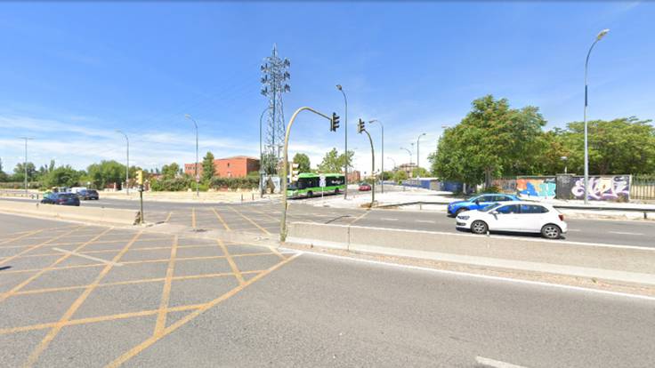 El edil de Urbanismo de Getafe, Jorge Rodríguez, repasa la petición de un semáforo peatonal en la M-406