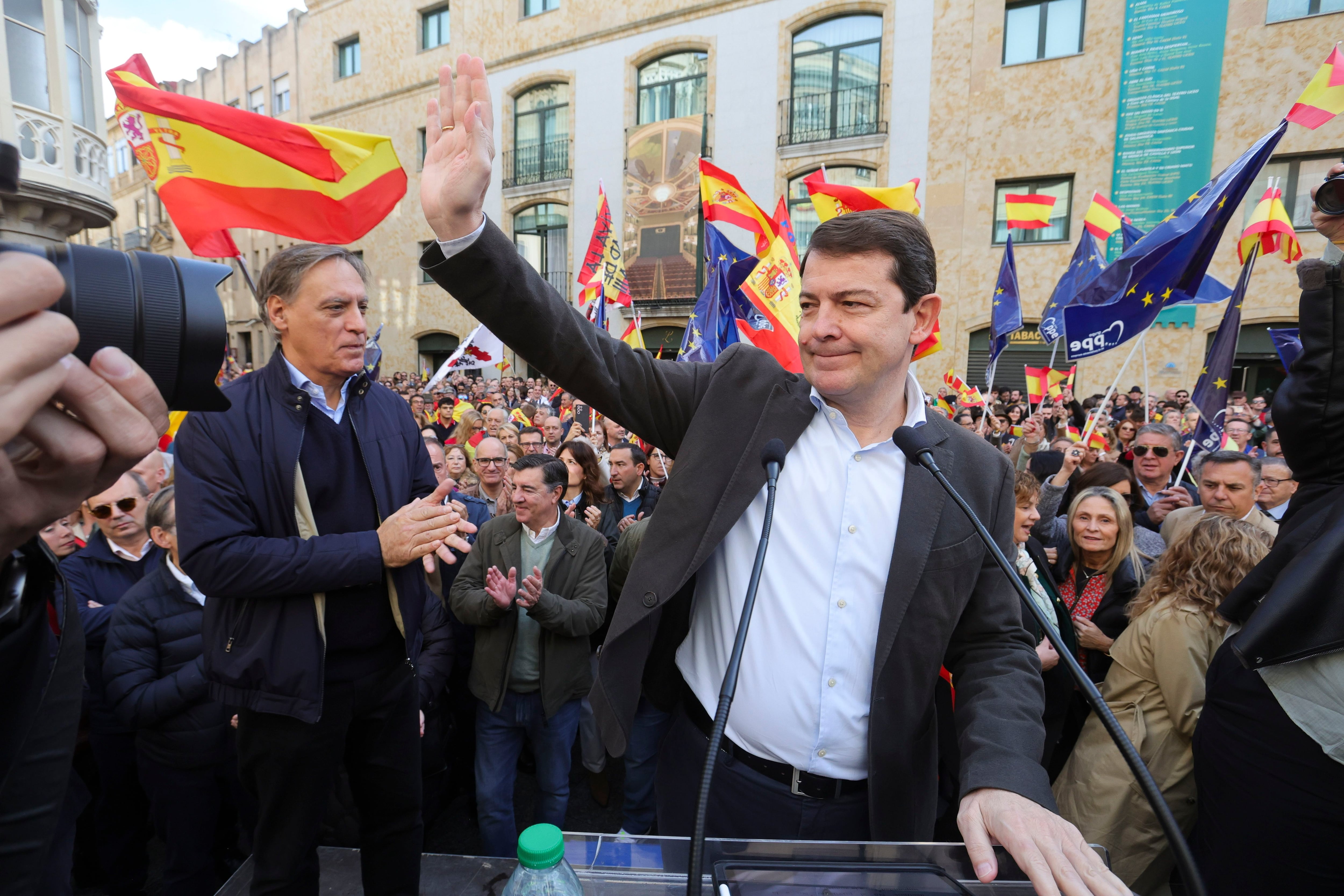 Multitudianaria concentración convocada por el PP en Salamanca este domingo, a la que acuden, según fuentes de la Policía Nacional unas 20.000 personas, contó con la presencia del presidente autonómico Alfonso Fernández Mañueco, en la imagen. EFE/ J.M. Garcia