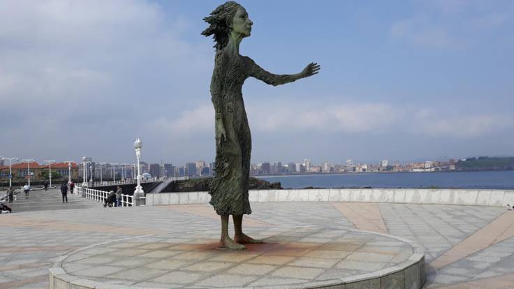 &quot;La Lloca&quot;, casi medio siglo mirando al horizonte de Gijón