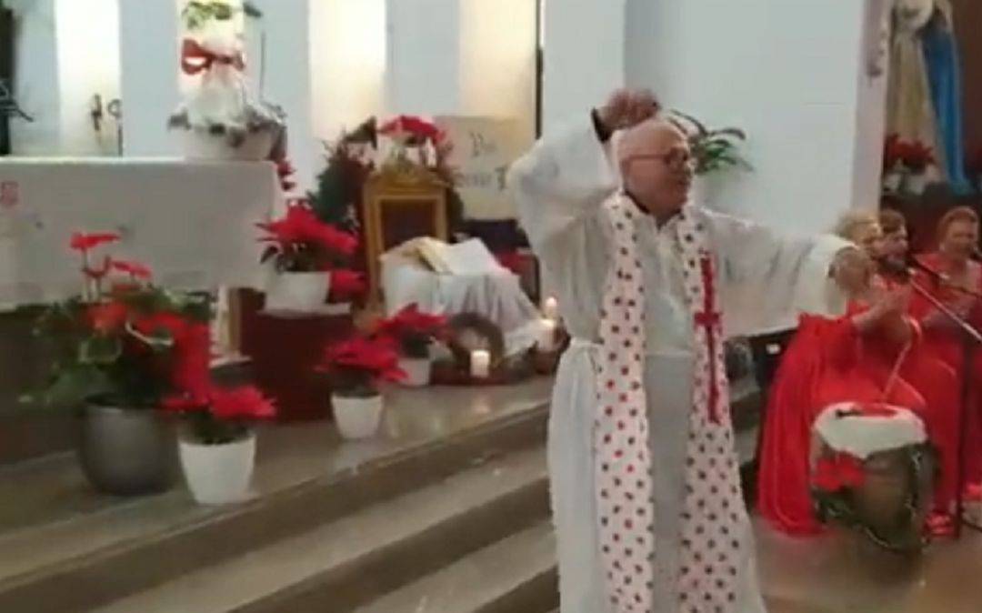 Un cura se hace viral por bailar flamenco en misa y su parroquia se queda  sin bancos libres | Actualidad | Cadena SER