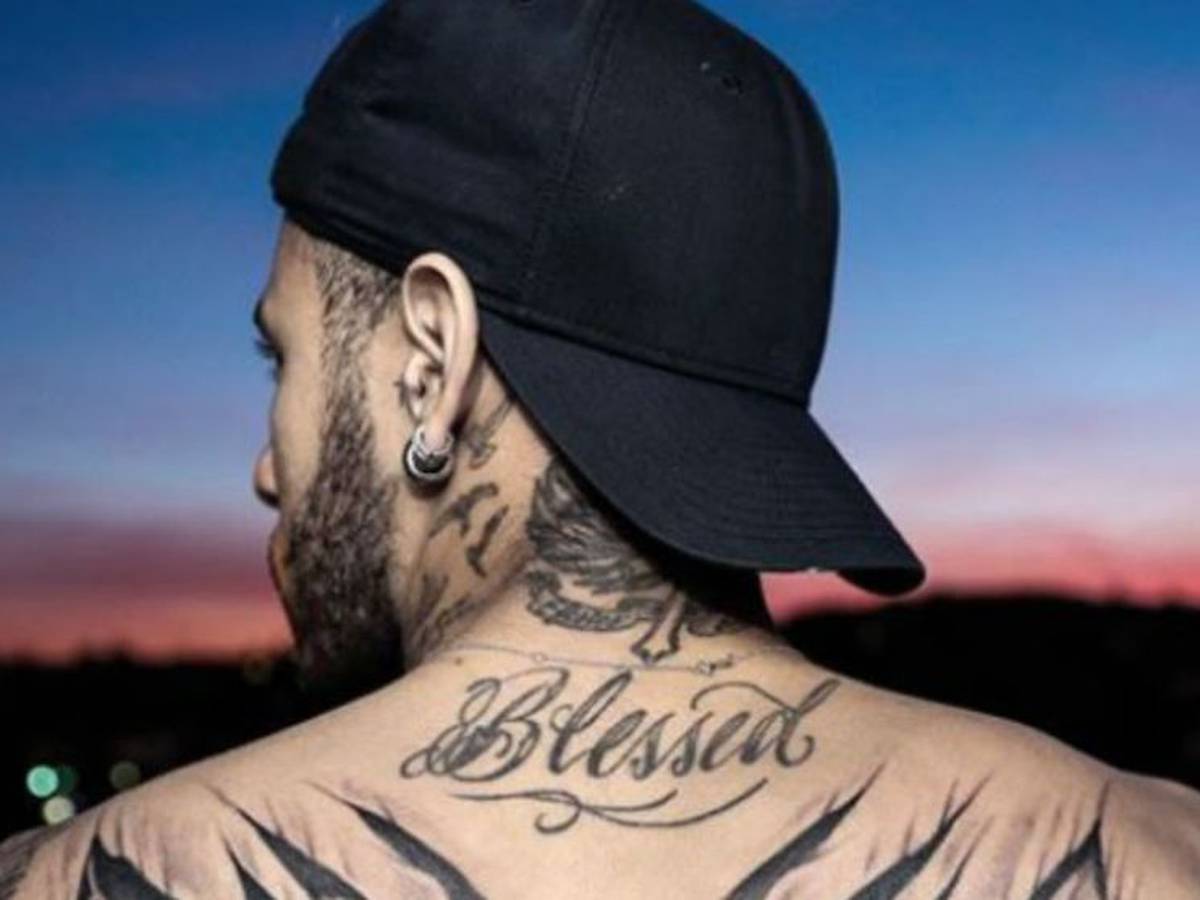 Neymar  Tatuaje que dice Blessed en la parte alta de