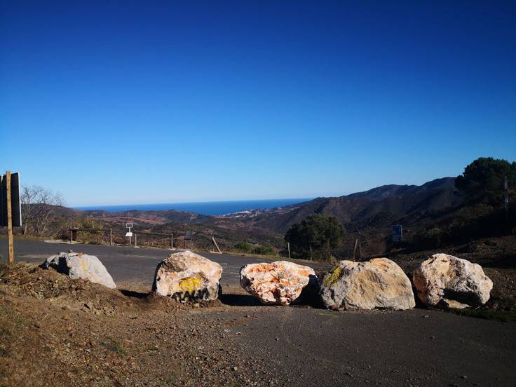 Pedres de grans dimensions bloquegen el pas fronterer del Coll de Banyuls entre Catalunya i França el 30 de novembre del 2021.