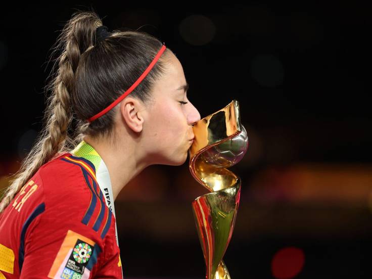 Athenea del Castillo besa la Copa del Mundo