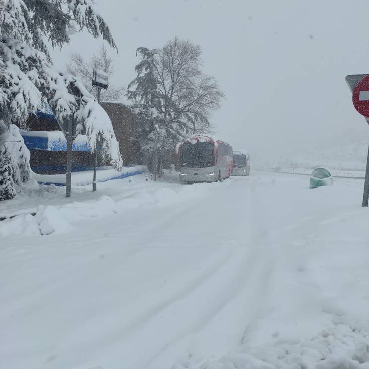 Autobús bloqueado por la nieve en Segovia.