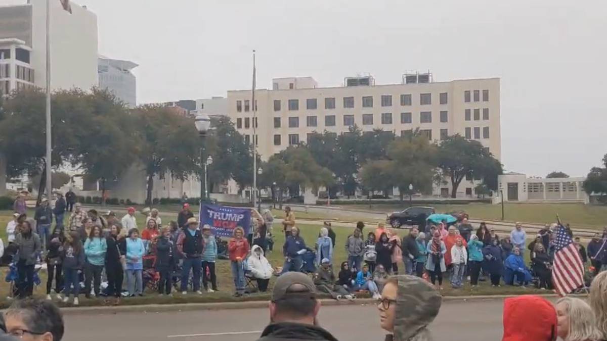 Cientos de personas se reúnen en Dallas con la esperanza de asistir a la  resurrección del hijo de Kennedy, Actualidad