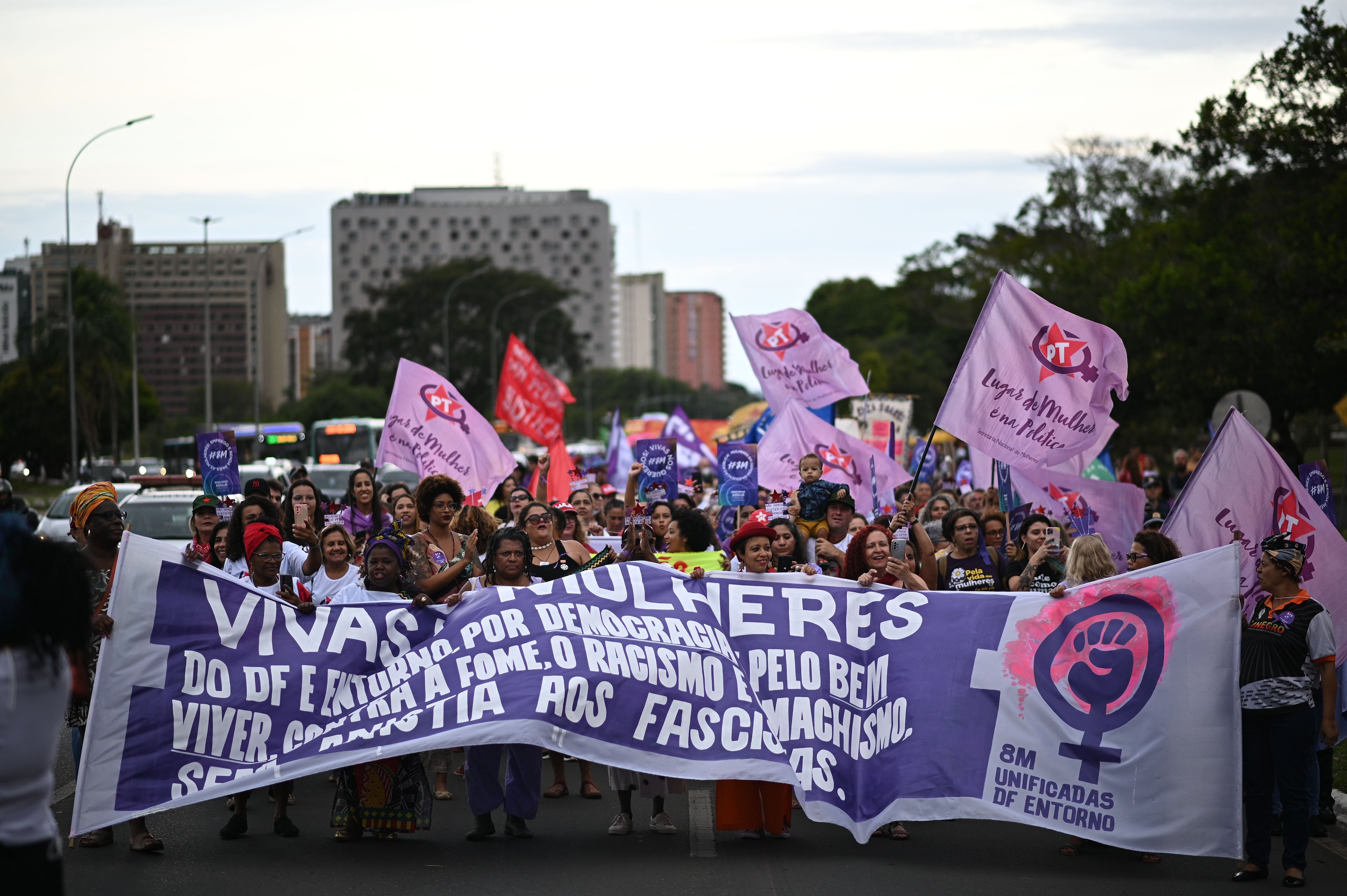 AME793. BRASILIA (BRASIL), 08/03/2023.- Decenas de personas participan en una movilización con motivo de la conmemoración del Día Internacional de la Mujer, hoy, en Brasilia (Brasil). Mujeres de todo el mundo se manifiestan este miércoles en el Día Internacional de la Mujer para reivindicar sus derechos, reclamar la igualdad de género y de salarios y denunciar la violencia machista. Como parte de las conmemoraciones del Día de la Mujer, el presidente brasileño, Luiz Inácio Lula da Silva, anunció este miércoles 20 medidas para acabar con la desigualdad salarial y combatir la violencia machista. EFE/ Andre Borges
