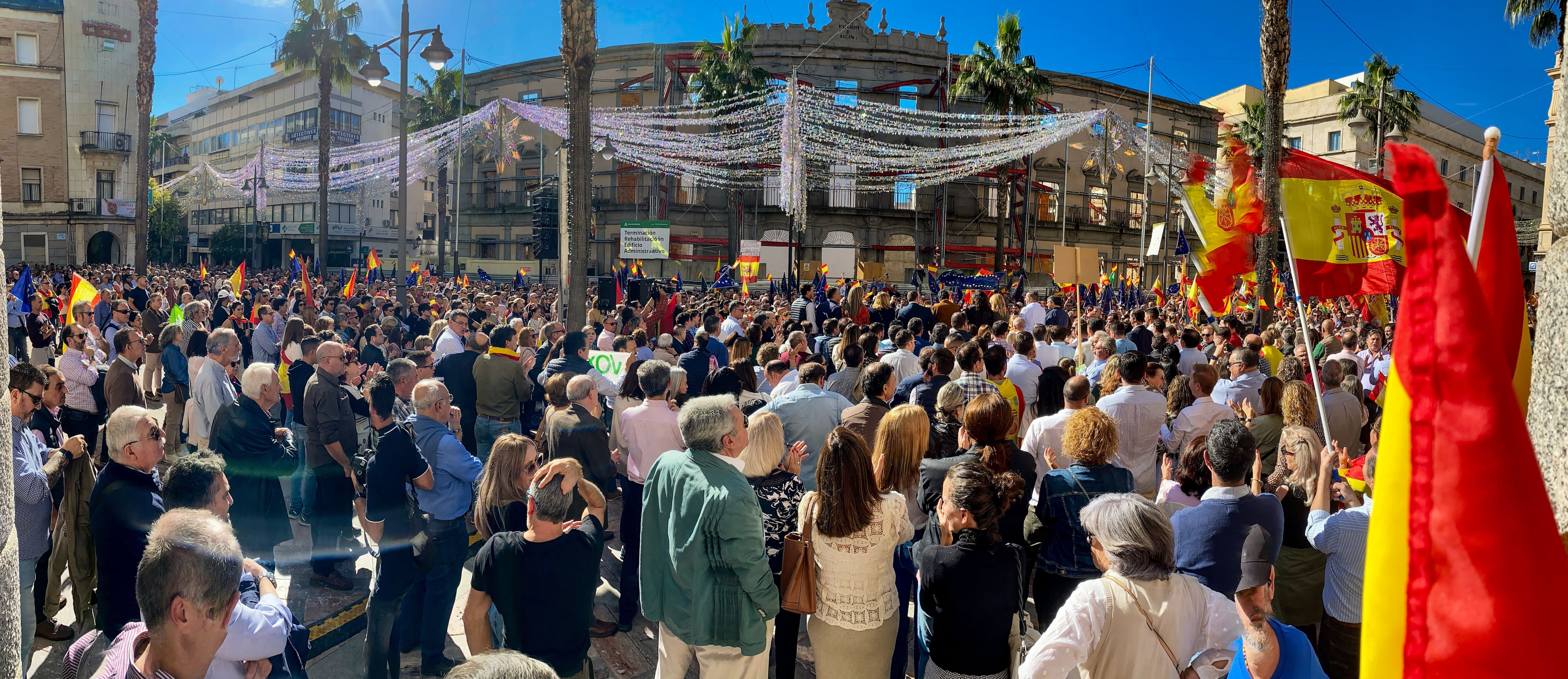 HUELVA, 12/11/2023.- Unas 5000 personas ha participado esta mañana en la concentración organizada por el PP en contra de la amnistía y por la defensa de la igualdad de todos los españoles, celebrada en la plaza de la Constitución de Huelva. EFE/Julián Pérez
