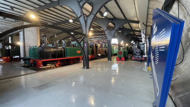 El director del Museo del Ferrocarril de Asturias explica la nueva sala expositiva del equipamiento