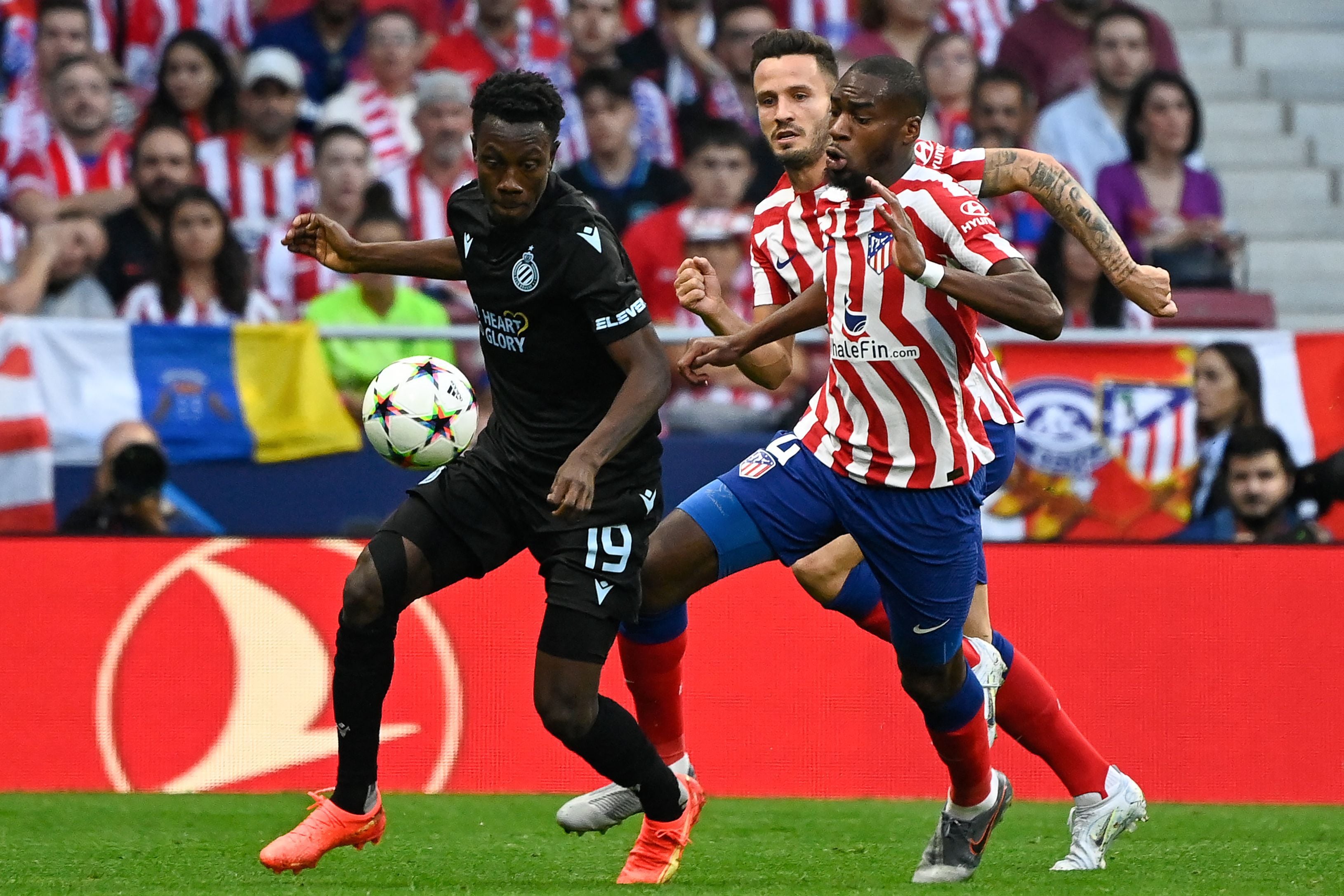 Kamal Sowah pelea el balón con Saul Ñíguez y Geoffrey Kondogbia.