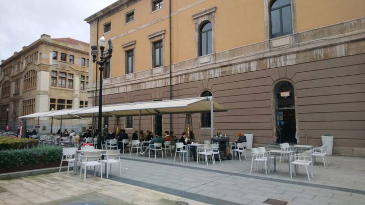La hostelería gijonesa afronta la reapertura con necesidad de nuevas inversiones para adaptar sus terrazas al invierno