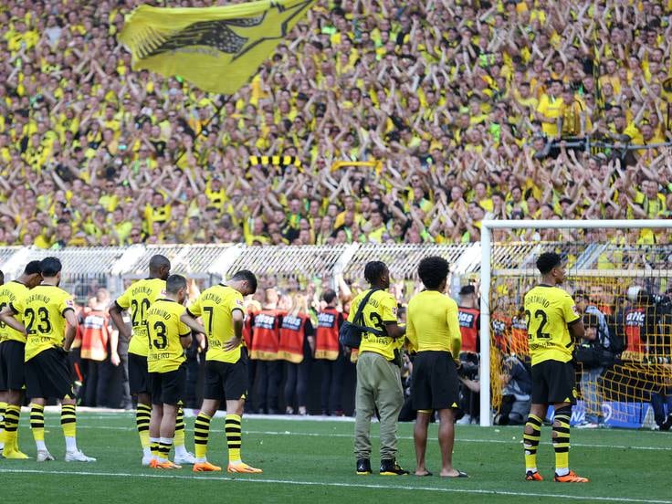 Los jugadores del Borussia Dortmund, ante su afición en el Signal Iduna Park, tras perder el título de Bundesliga