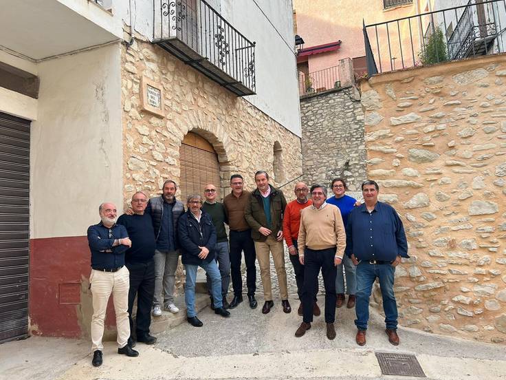 Los alcaldes y portavoces del PP de l&#039;Alcoià y el Comtat, con el diputado Fernando Pastor, tras la reunión celebrada en Benimassot.
